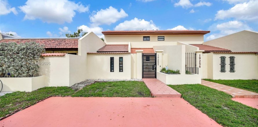 Adosado en Hialeah, Florida 2 dormitorios, 141.95 m2 № 2065221