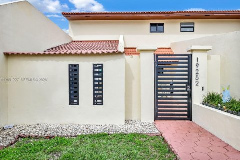 Adosado en venta en Hialeah, Florida, 2 dormitorios, 141.95 m2 № 2065221 - foto 2