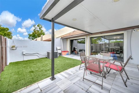 Adosado en venta en Hialeah, Florida, 2 dormitorios, 141.95 m2 № 2065221 - foto 6