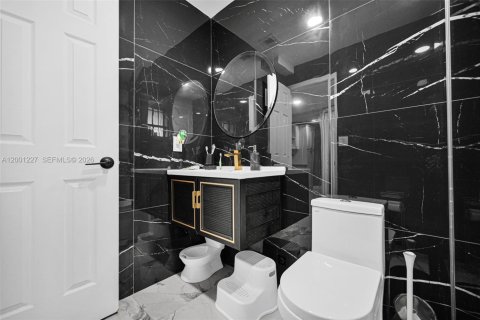 Adosado en venta en Hialeah, Florida, 2 dormitorios, 141.95 m2 № 2065221 - foto 18