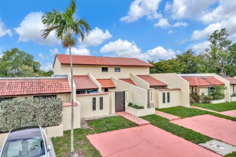 Adosado en venta en Hialeah, Florida, 2 dormitorios, 141.95 m2 № 2065221 - foto 5