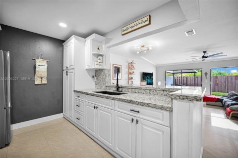 Adosado en venta en Hialeah, Florida, 2 dormitorios, 141.95 m2 № 2065221 - foto 23