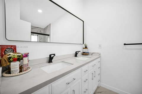 Adosado en venta en Hialeah, Florida, 2 dormitorios, 141.95 m2 № 2065221 - foto 26
