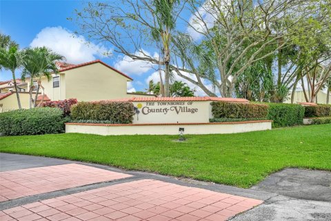 Adosado en venta en Hialeah, Florida, 2 dormitorios, 141.95 m2 № 2065221 - foto 3