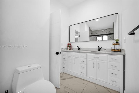 Adosado en venta en Hialeah, Florida, 2 dormitorios, 141.95 m2 № 2065221 - foto 25