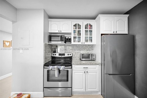 Adosado en venta en Hialeah, Florida, 2 dormitorios, 141.95 m2 № 2065221 - foto 12