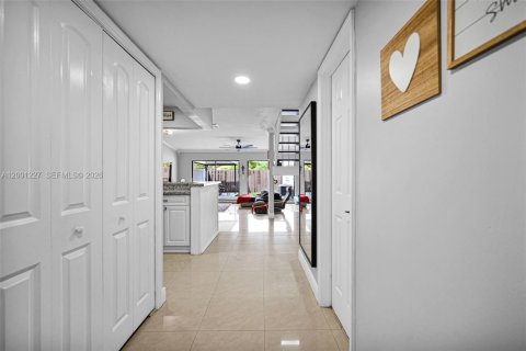 Adosado en venta en Hialeah, Florida, 2 dormitorios, 141.95 m2 № 2065221 - foto 21