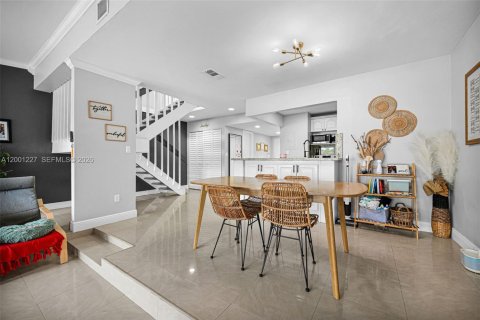 Adosado en venta en Hialeah, Florida, 2 dormitorios, 141.95 m2 № 2065221 - foto 16