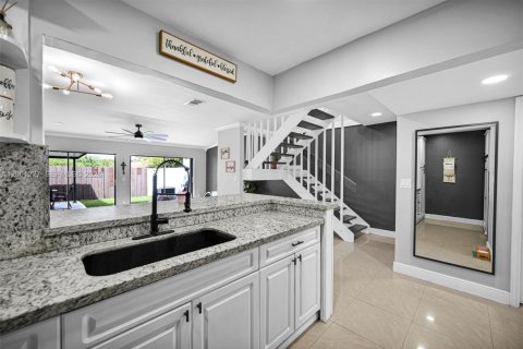 Adosado en venta en Hialeah, Florida, 2 dormitorios, 141.95 m2 № 2065221 - foto 9