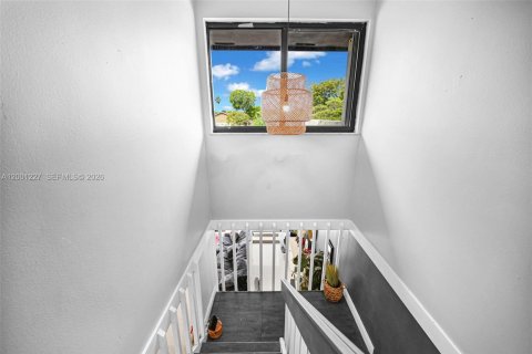 Adosado en venta en Hialeah, Florida, 2 dormitorios, 141.95 m2 № 2065221 - foto 10