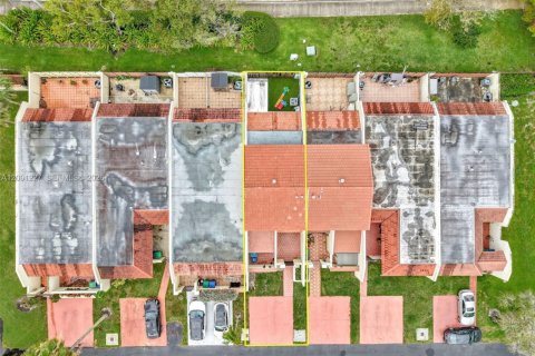 Adosado en venta en Hialeah, Florida, 2 dormitorios, 141.95 m2 № 2065221 - foto 4