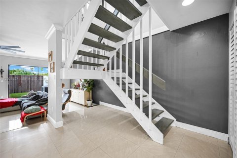 Adosado en venta en Hialeah, Florida, 2 dormitorios, 141.95 m2 № 2065221 - foto 8