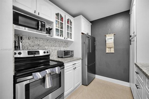 Adosado en venta en Hialeah, Florida, 2 dormitorios, 141.95 m2 № 2065221 - foto 11