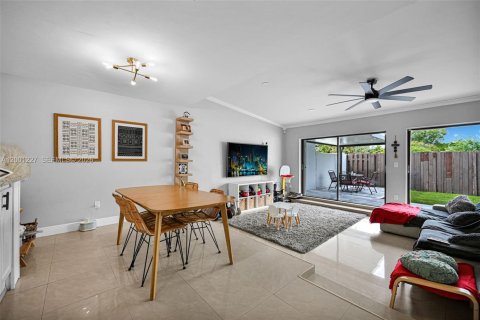 Adosado en venta en Hialeah, Florida, 2 dormitorios, 141.95 m2 № 2065221 - foto 15
