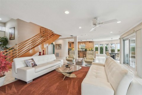 House in Palm Harbor, Florida 4 bedrooms, 327.57 sq.m. № 2152070 - photo 15