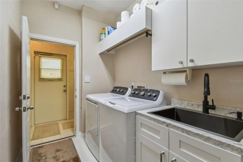 House in Palm Harbor, Florida 4 bedrooms, 327.57 sq.m. № 2152070 - photo 29
