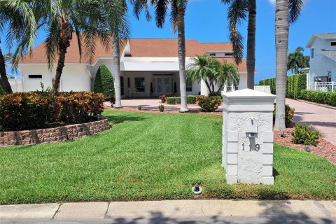 House in Palm Harbor, Florida 4 bedrooms, 327.57 sq.m. № 2152070 - photo 5
