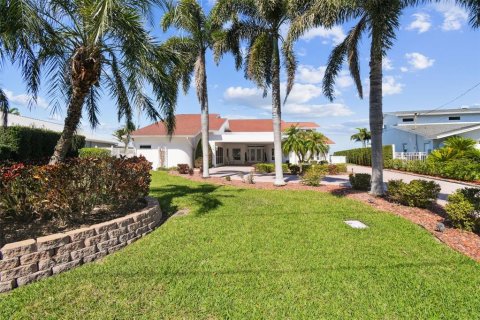 House in Palm Harbor, Florida 4 bedrooms, 327.57 sq.m. № 2152070 - photo 6
