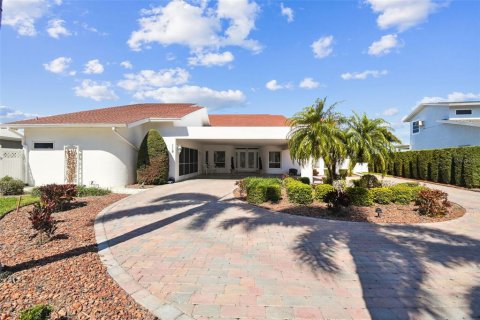House in Palm Harbor, Florida 4 bedrooms, 327.57 sq.m. № 2152070 - photo 7