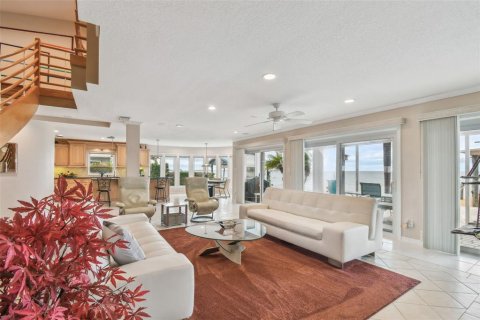 House in Palm Harbor, Florida 4 bedrooms, 327.57 sq.m. № 2152070 - photo 14