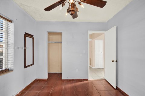 House in Hialeah, Florida 4 bedrooms, 175.21 sq.m. № 2027095 - photo 9