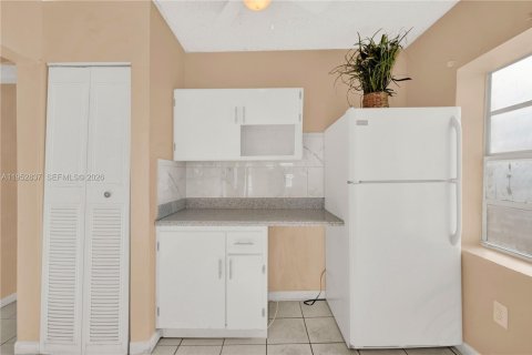 House in Hialeah, Florida 4 bedrooms, 175.21 sq.m. № 2027095 - photo 6