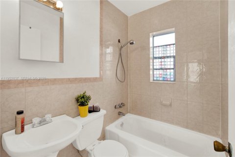 House in Hialeah, Florida 4 bedrooms, 175.21 sq.m. № 2027095 - photo 12