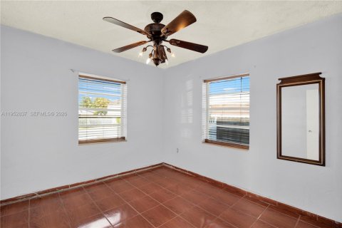 House in Hialeah, Florida 4 bedrooms, 175.21 sq.m. № 2027095 - photo 8