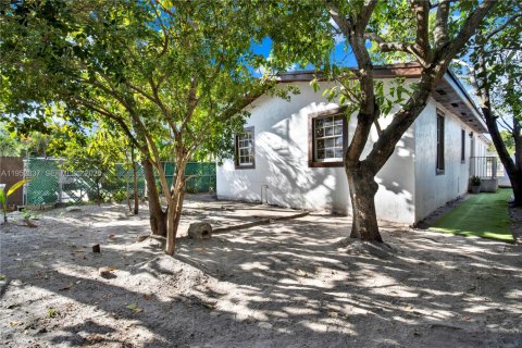 House in Hialeah, Florida 4 bedrooms, 175.21 sq.m. № 2027095 - photo 30