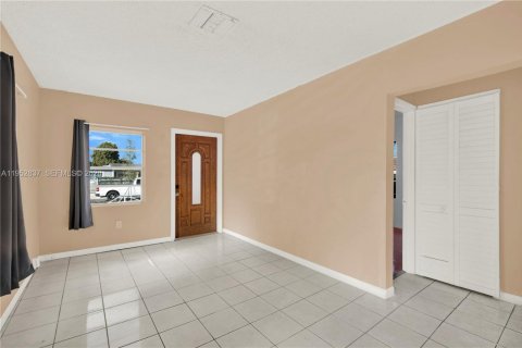 House in Hialeah, Florida 4 bedrooms, 175.21 sq.m. № 2027095 - photo 7