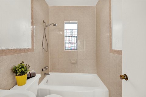 House in Hialeah, Florida 4 bedrooms, 175.21 sq.m. № 2027095 - photo 13