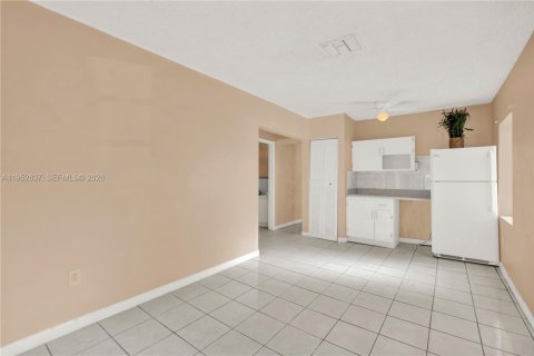 House in Hialeah, Florida 4 bedrooms, 175.21 sq.m. № 2027095 - photo 4