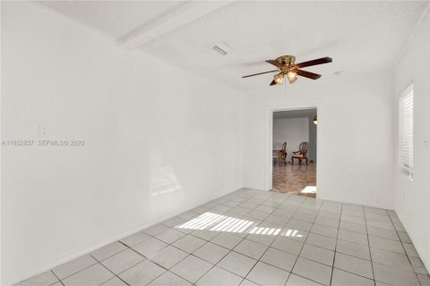 House in Hialeah, Florida 4 bedrooms, 175.21 sq.m. № 2027095 - photo 18