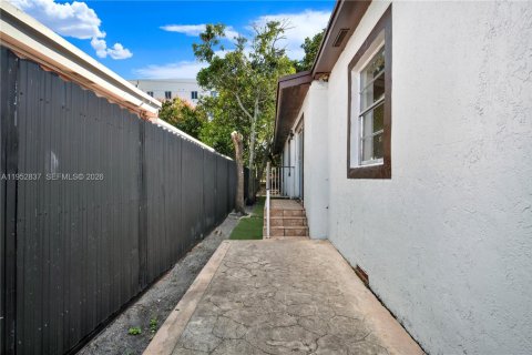 House in Hialeah, Florida 4 bedrooms, 175.21 sq.m. № 2027095 - photo 29