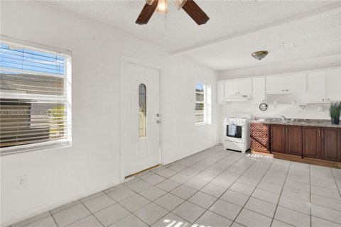 House in Hialeah, Florida 4 bedrooms, 175.21 sq.m. № 2027095 - photo 16