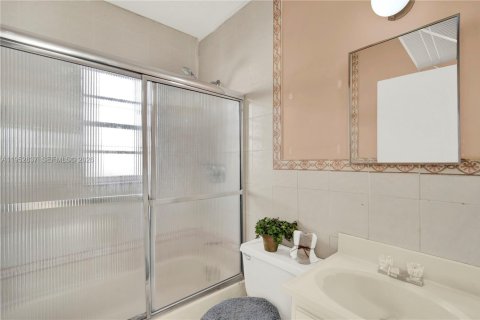 House in Hialeah, Florida 4 bedrooms, 175.21 sq.m. № 2027095 - photo 10