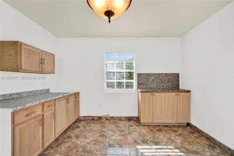 House in Hialeah, Florida 4 bedrooms, 175.21 sq.m. № 2027095 - photo 20