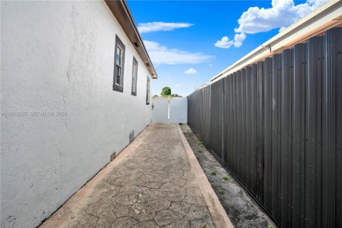 House in Hialeah, Florida 4 bedrooms, 175.21 sq.m. № 2027095 - photo 28