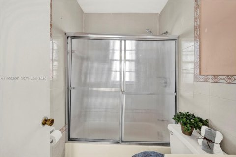 House in Hialeah, Florida 4 bedrooms, 175.21 sq.m. № 2027095 - photo 11