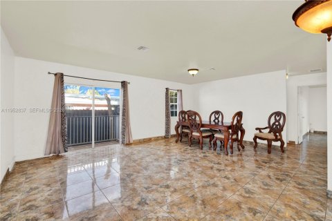 House in Hialeah, Florida 4 bedrooms, 175.21 sq.m. № 2027095 - photo 21
