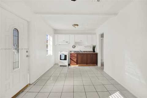 House in Hialeah, Florida 4 bedrooms, 175.21 sq.m. № 2027095 - photo 17