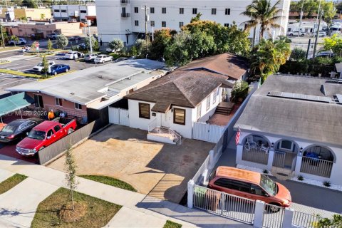 House in Hialeah, Florida 4 bedrooms, 175.21 sq.m. № 2027095 - photo 3