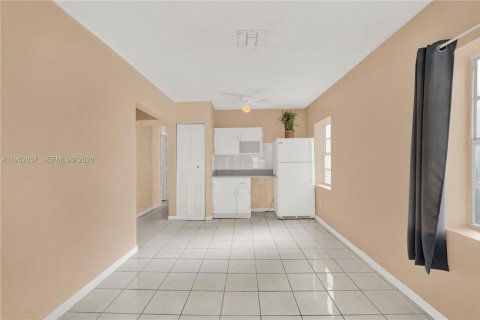 House in Hialeah, Florida 4 bedrooms, 175.21 sq.m. № 2027095 - photo 5