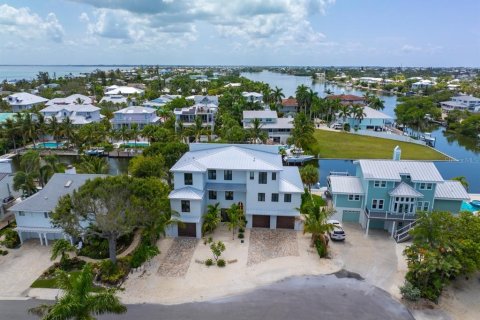 House in Anna Maria, Florida 4 bedrooms, 281.12 sq.m. № 2366560