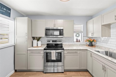 House in Apollo Beach, Florida 2 bedrooms, 81.01 sq.m. № 1760083 - photo 9