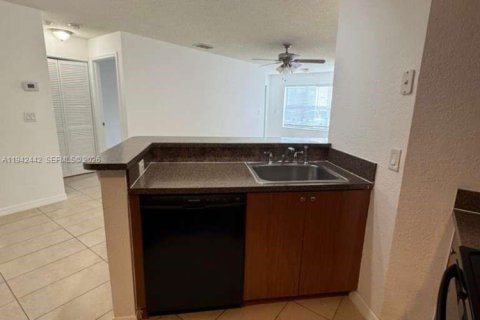 Condominio en venta en Margate, Florida, 1 dormitorio, 66.15 m2 № 2152760 - foto 2