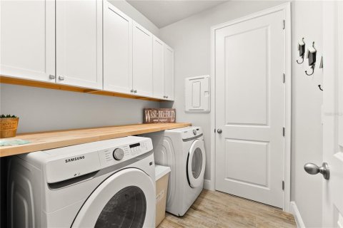 House in Sarasota, Florida 2 bedrooms, 213.49 sq.m. № 1540516 - photo 5