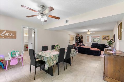Condo in Daytona Beach, Florida, 2 bedrooms  № 2166940 - photo 17