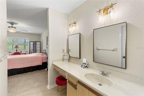 Condo in Daytona Beach, Florida, 2 bedrooms  № 2166940 - photo 26