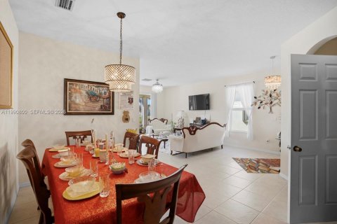 House in Port St. Lucie, Florida 3 bedrooms, 139.91 sq.m. № 2062191 - photo 9